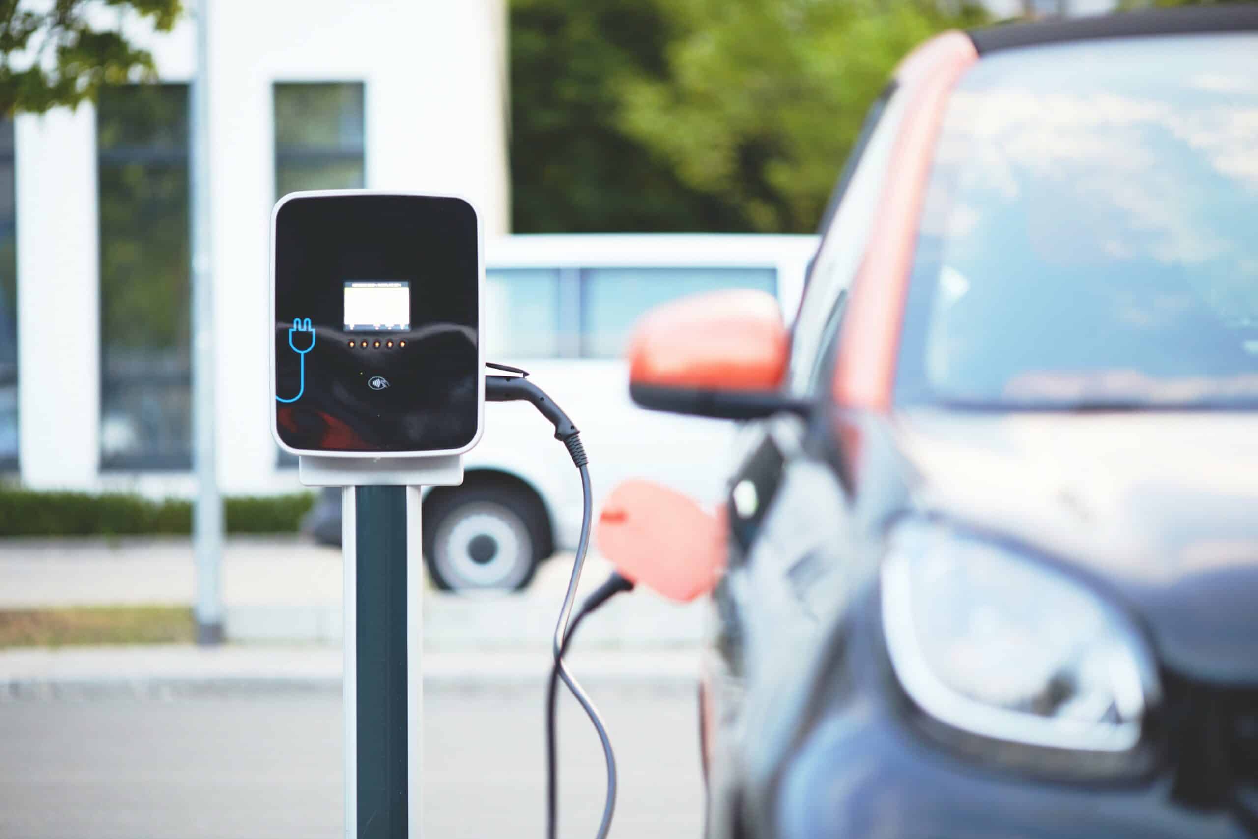 Le coup de pouce Véhicules Particuliers Électriques, dont Ynergie est signataire, est une aide réservée à l’achat ou la location d’un véhicule électrique neuf M1 coûtant moins de 47 000 € TTC et pesant moins de 2,4 t, sous réserve de fournir les justificatifs requis et sans cumul possible avec certaines autres aides.